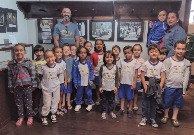 api-modulos/fotos/img/galeria_cat_culturais_490/490/13489/5 - VISITA GUIADA POR GUSTAVO, CEMEI ABELHINHA DOURADA, PROF. PATRÍCIA, 22.10.2025 (12).jpg